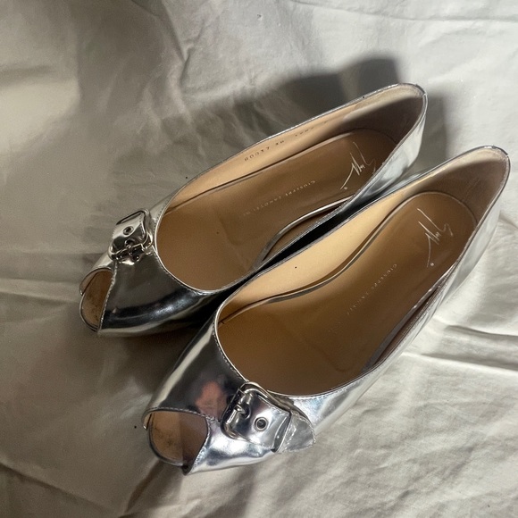 Giuseppe Zanotti leather silver peep toe flats with buckle - Picture 4 of 4